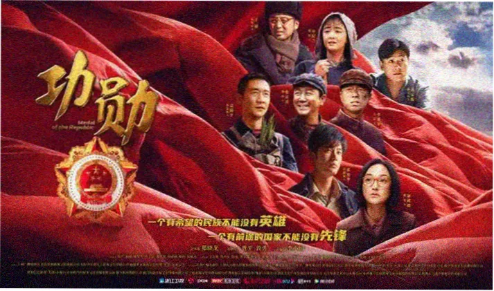 轮播图一：报刊亭木质架位上的竖屏动画短剧封面排列
